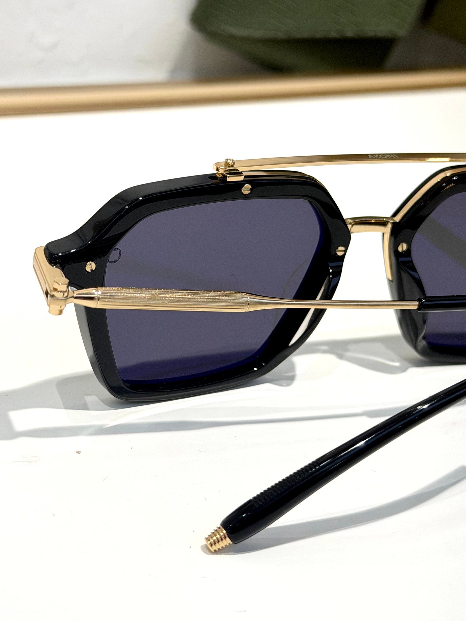koni AKARI features a striking multi-layered design—substantial Japanese acetate rims precisely balanced within an elegantly contrasting frame of Japanese precious metal. MODEL: AKX-413 SIZE: 51-19-142