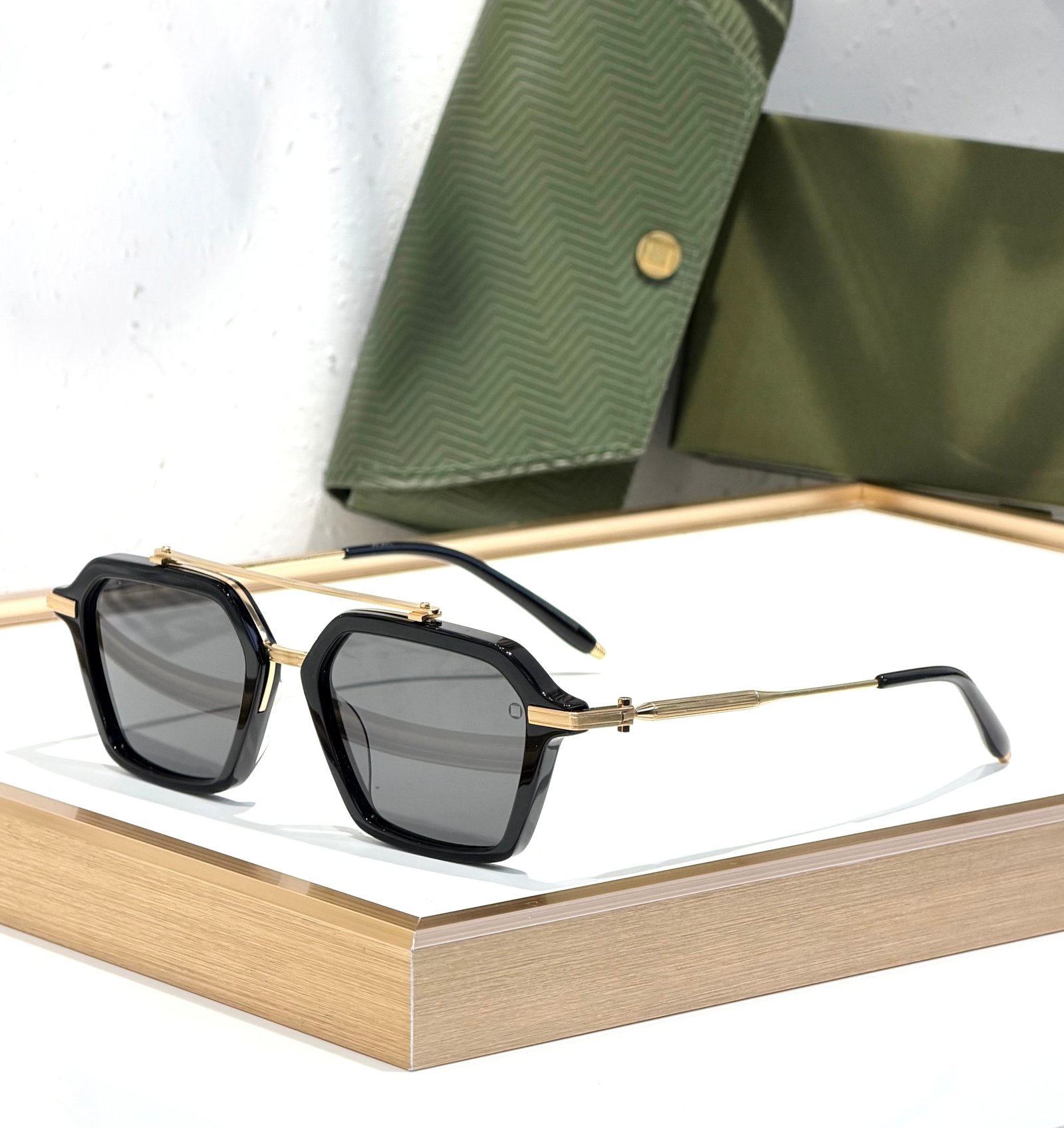 koni AKARI features a striking multi-layered design—substantial Japanese acetate rims precisely balanced within an elegantly contrasting frame of Japanese precious metal. MODEL: AKX-413 SIZE: 51-19-142
