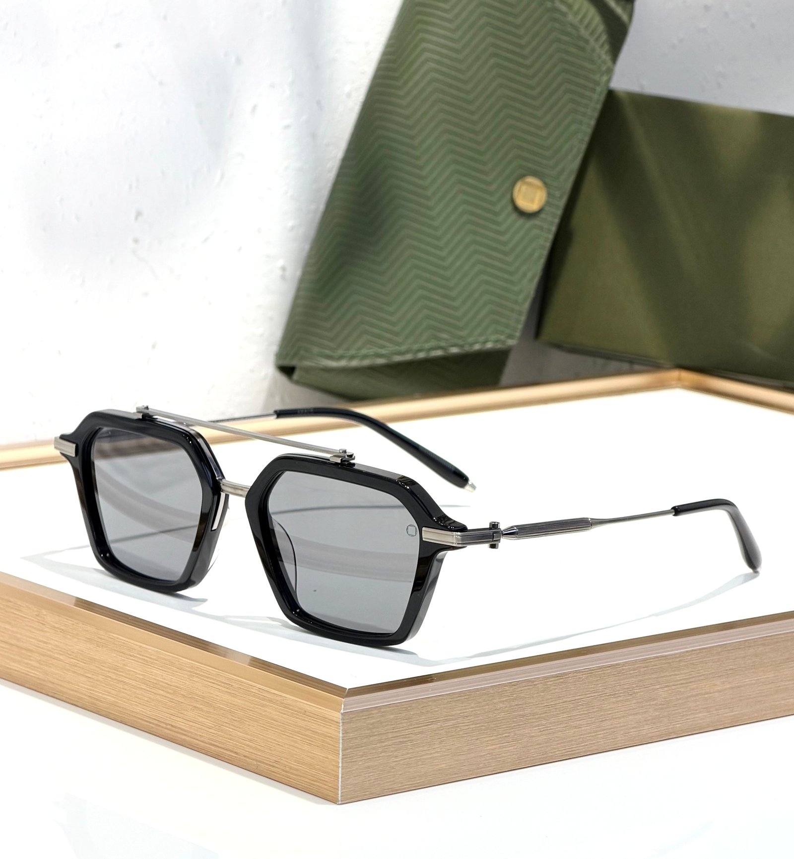 koni AKARI features a striking multi-layered design—substantial Japanese acetate rims precisely balanced within an elegantly contrasting frame of Japanese precious metal. MODEL: AKX-413 SIZE: 51-19-142