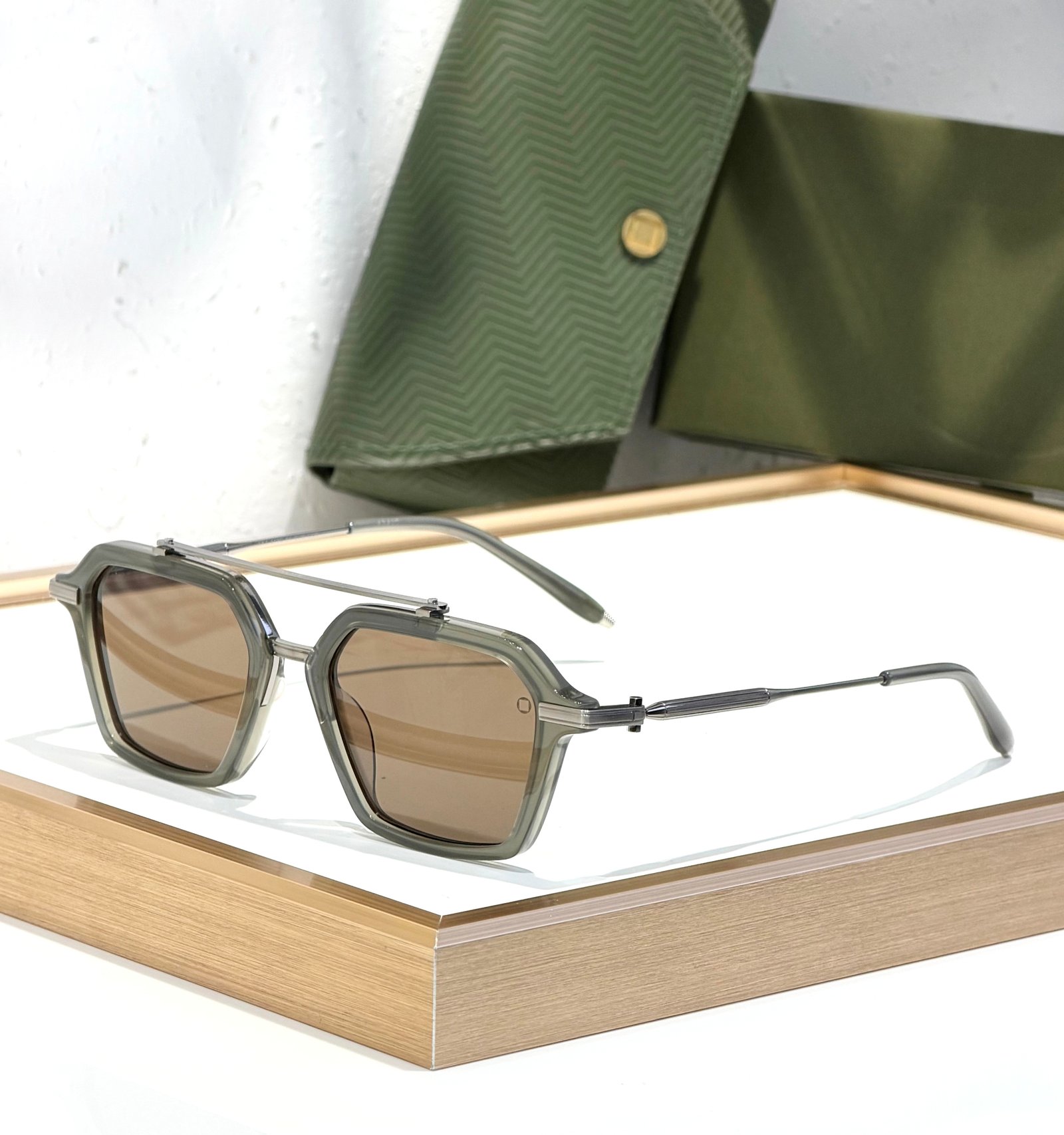 Akoni AKARI features a striking multi-layered design—substantial Japanese acetate rims precisely balanced within an elegantly contrasting frame of Japanese precious metal. MODEL: AKX-413 SIZE: 51-19-142