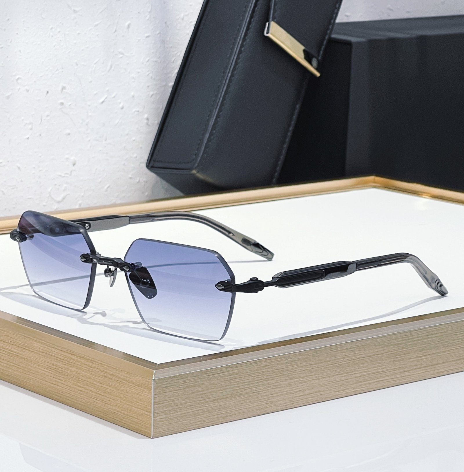 JOHN DALIA R03 eyewear embodies timeless elegance—a unisex rimless design that balances sophistication with comfort. Featuring a rounded rectangular frame silhouette. Model: R03 Size: 55-20-145