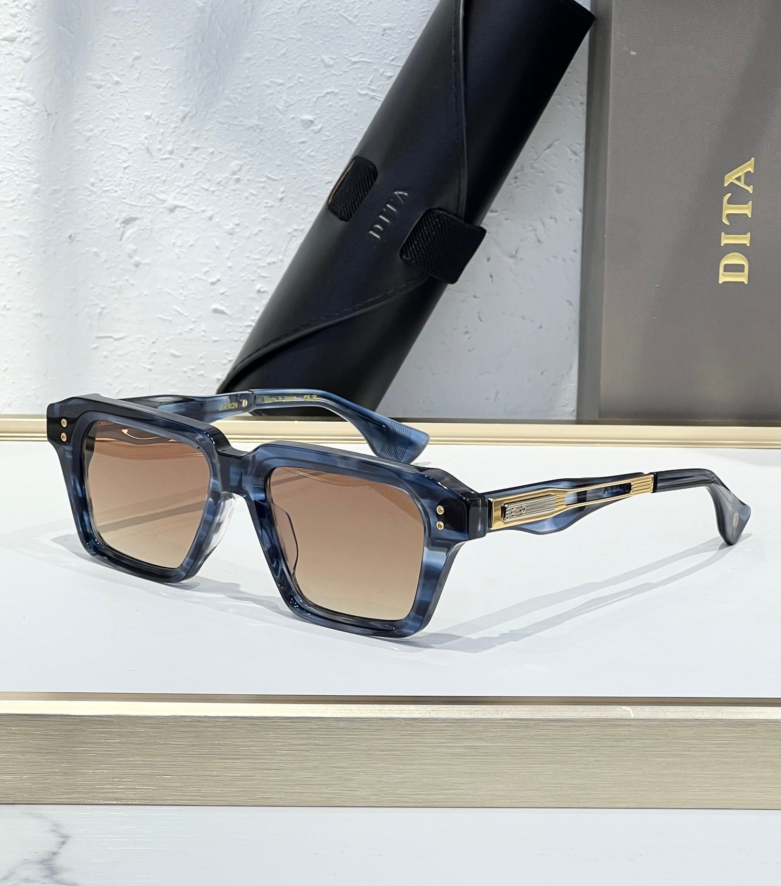 Sold out on the official site—the pinnacle of DITA quality. The DETRON series represents the gold standard in acetate eyewear, seamlessly blending minimalism with exquisite attention to detail. Featuring a distinctive new temple design and an upgraded fra
