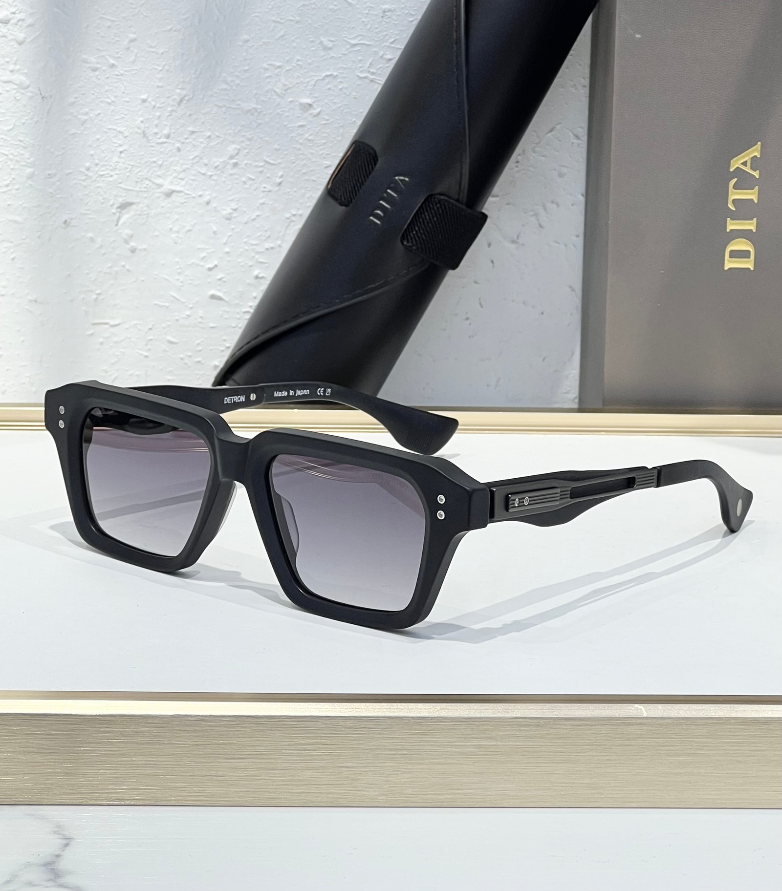 Sold out on the official site—the pinnacle of DITA quality. The DETRON series represents the gold standard in acetate eyewear, seamlessly blending minimalism with exquisite attention to detail. Featuring a distinctive new temple design and an upgraded fra