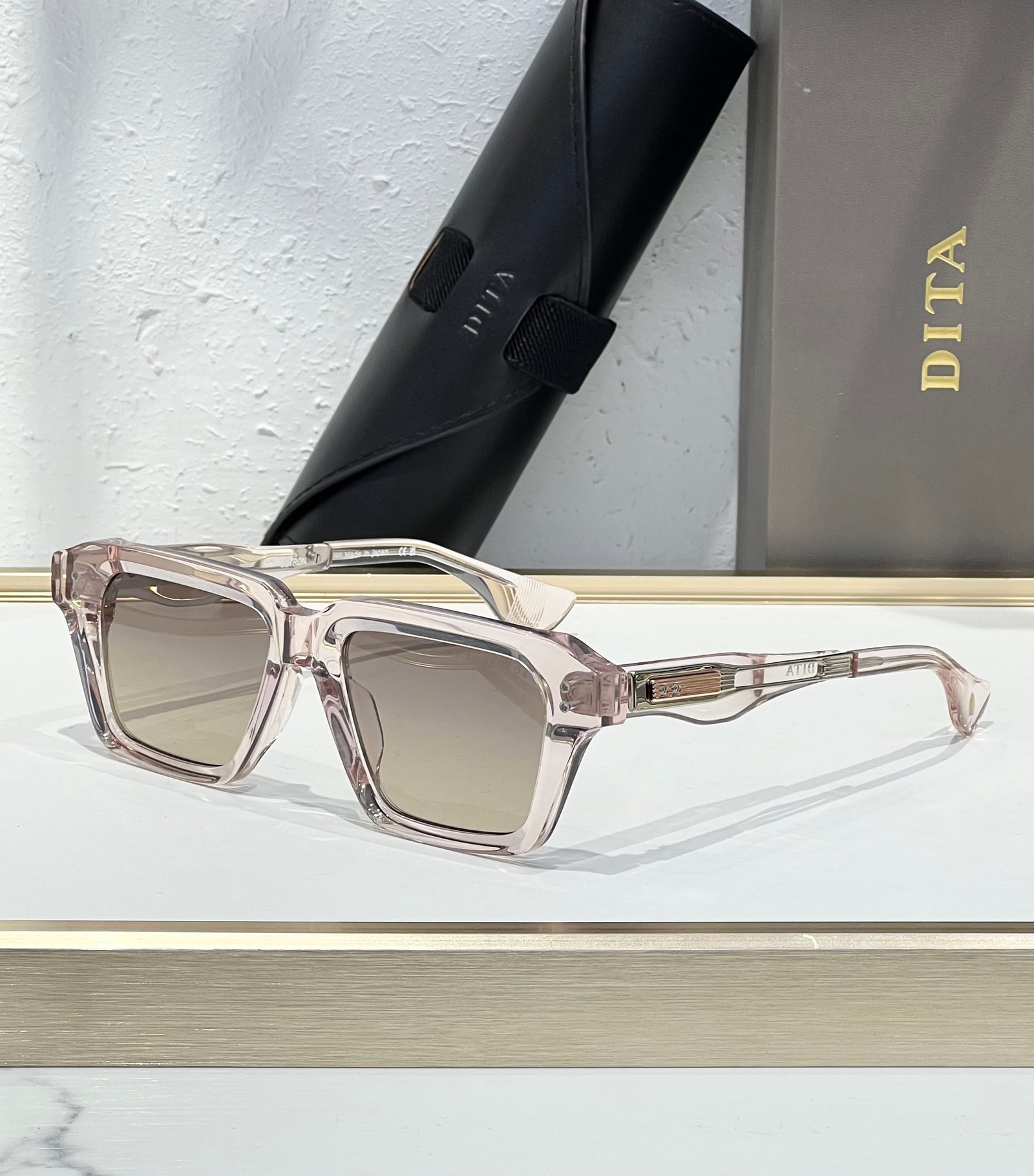 Sold out on the official site—the pinnacle of DITA quality. The DETRON series represents the gold standard in acetate eyewear, seamlessly blending minimalism with exquisite attention to detail. Featuring a distinctive new temple design and an upgraded fra