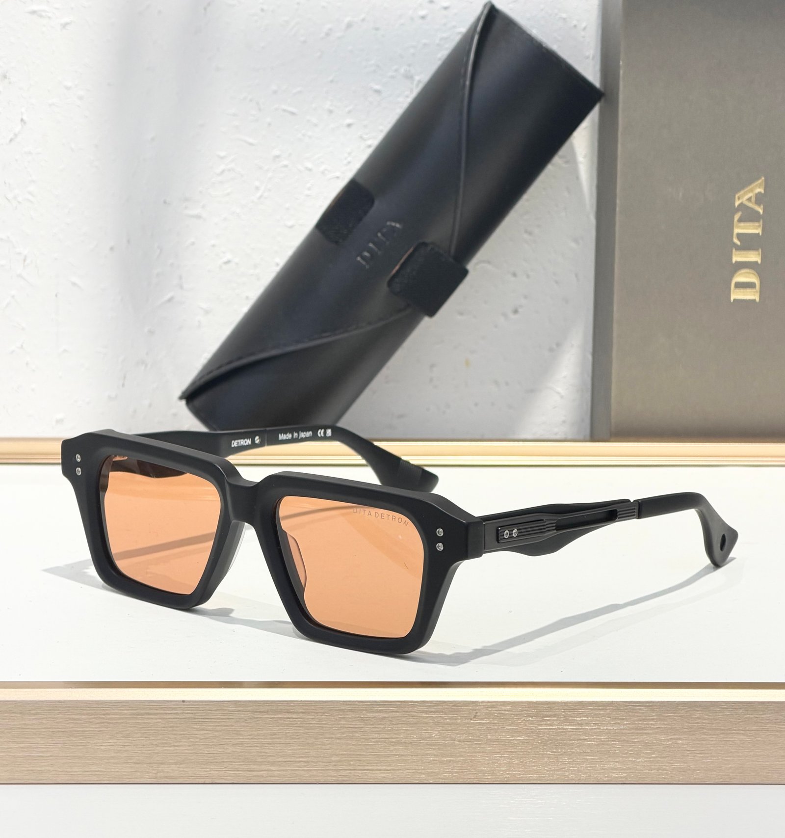 Sold out on the official site—the pinnacle of DITA quality. The DETRON series represents the gold standard in acetate eyewear, seamlessly blending minimalism with exquisite attention to detail. Featuring a distinctive new temple design and an upgraded fra