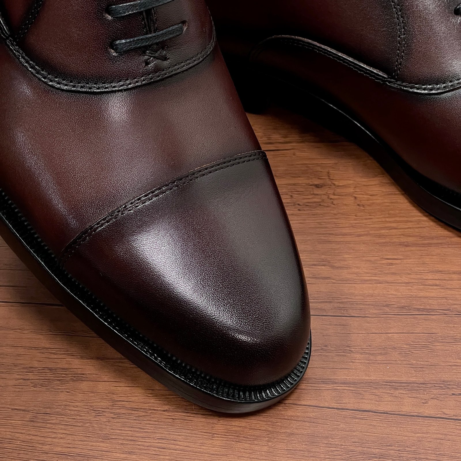 IIC / Zegna Men's New Hand-Burnished Formal Leather Shoes Crafted from premium imported calfskin and glossy corrected-grain leather, these formal shoes feature a hand-burnished finish that perfectly highlights the material's texture. The design showcases