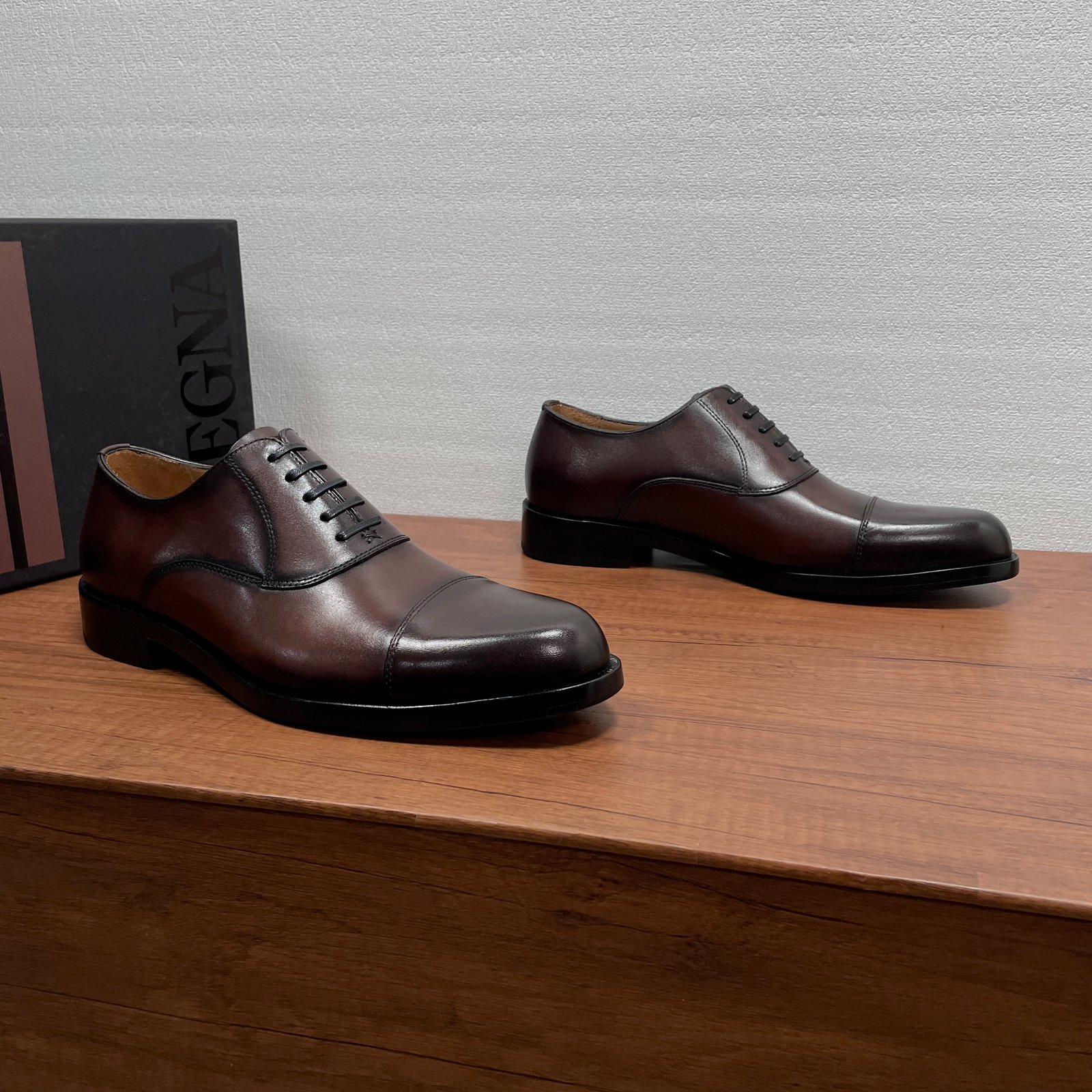 IIC / Zegna Men's New Hand-Burnished Formal Leather Shoes Crafted from premium imported calfskin and glossy corrected-grain leather, these formal shoes feature a hand-burnished finish that perfectly highlights the material's texture. The design showcases