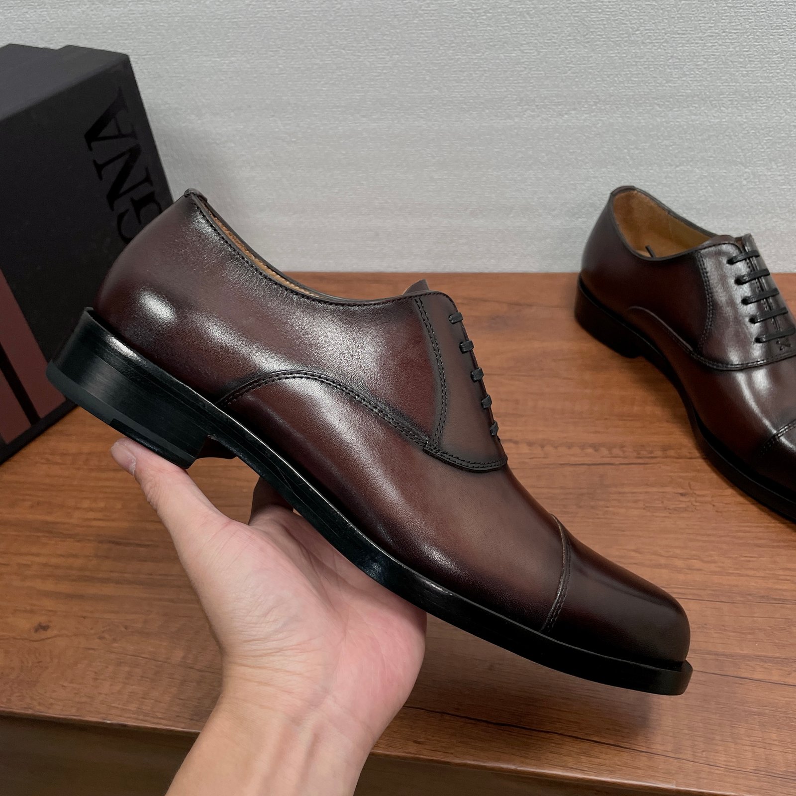 IIC / Zegna Men's New Hand-Burnished Formal Leather Shoes Crafted from premium imported calfskin and glossy corrected-grain leather, these formal shoes feature a hand-burnished finish that perfectly highlights the material's texture. The design showcases