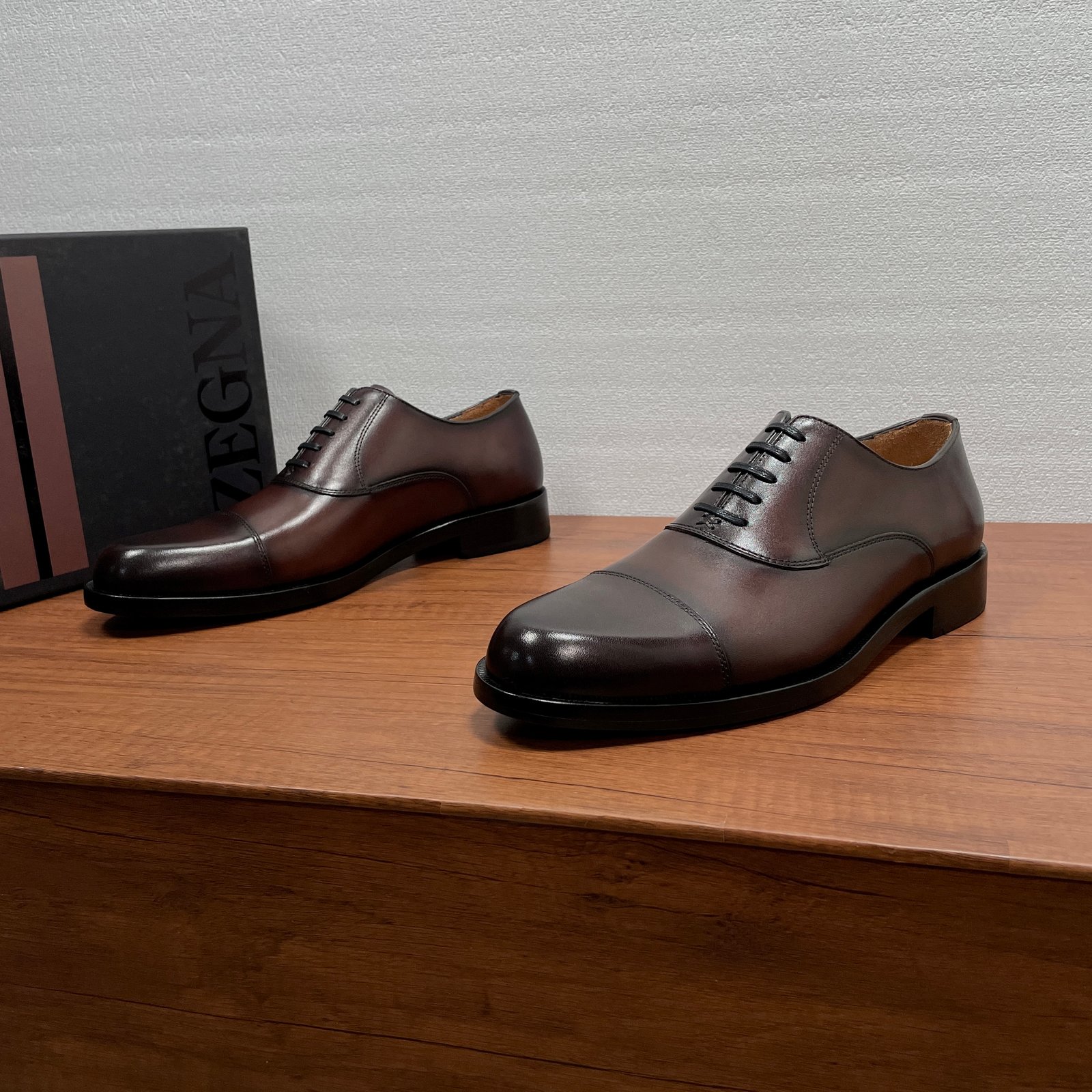 IIC / Zegna Men's New Hand-Burnished Formal Leather Shoes Crafted from premium imported calfskin and glossy corrected-grain leather, these formal shoes feature a hand-burnished finish that perfectly highlights the material's texture. The design showcases
