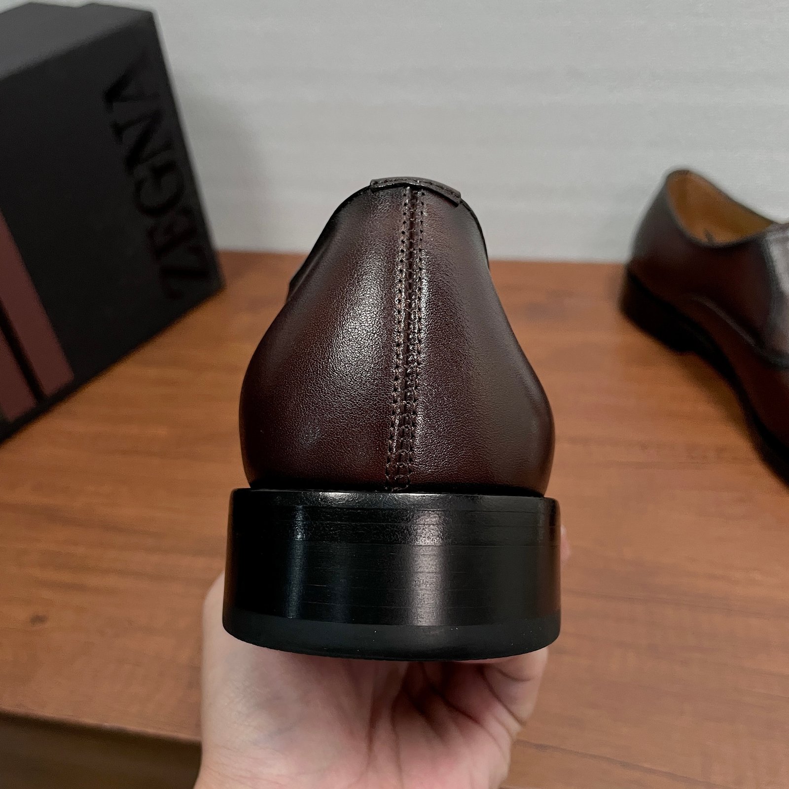 IIC / Zegna Men's New Hand-Burnished Formal Leather Shoes Crafted from premium imported calfskin and glossy corrected-grain leather, these formal shoes feature a hand-burnished finish that perfectly highlights the material's texture. The design showcases