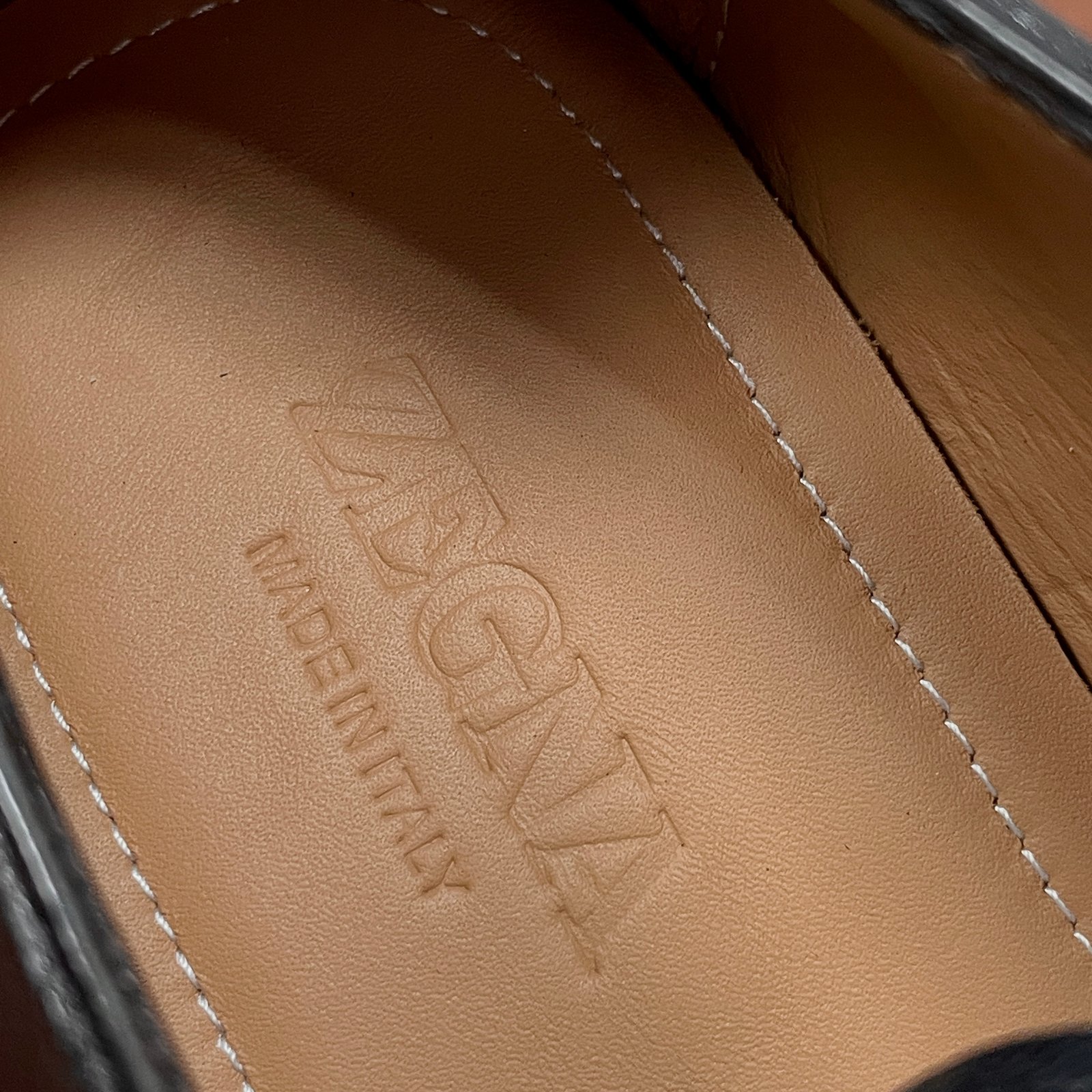 IIC / Zegna Men's New Hand-Burnished Formal Leather Shoes Crafted from premium imported calfskin and glossy corrected-grain leather, these formal shoes feature a hand-burnished finish that perfectly highlights the material's texture. The design showcases