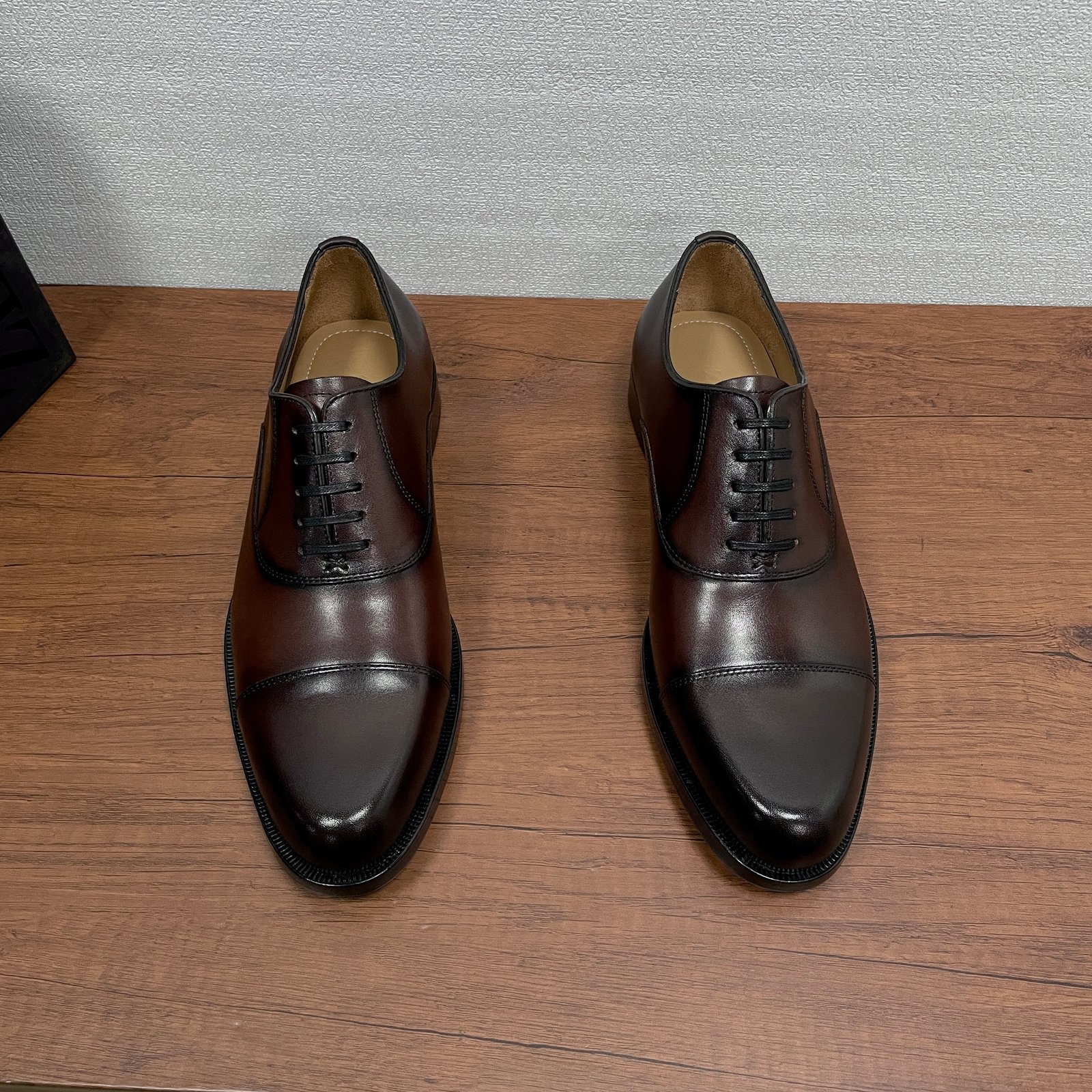 IIC / Zegna Men's New Hand-Burnished Formal Leather Shoes Crafted from premium imported calfskin and glossy corrected-grain leather, these formal shoes feature a hand-burnished finish that perfectly highlights the material's texture. The design showcases