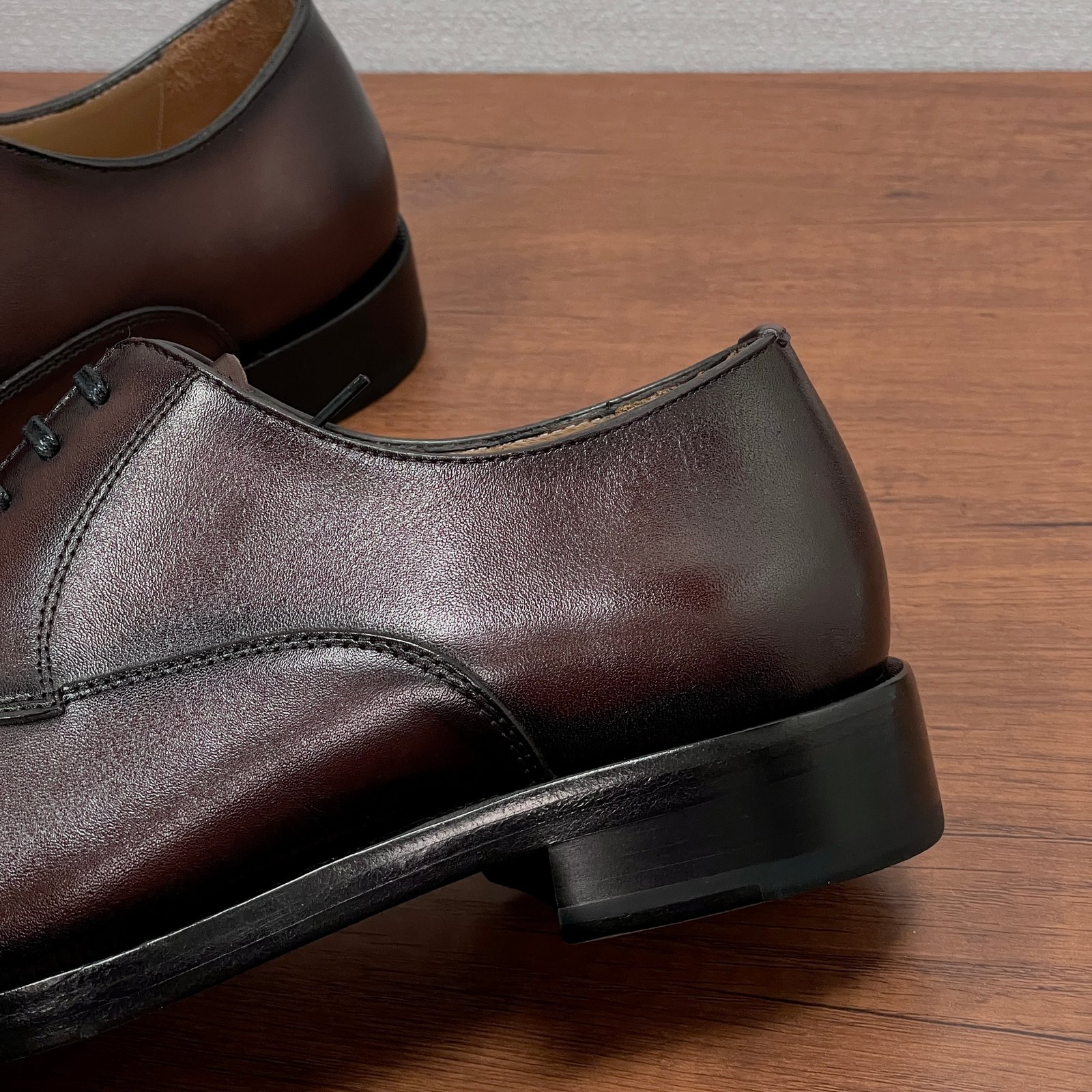 IIC / Zegna Men's New Hand-Burnished Formal Leather Shoes Crafted from premium imported calfskin and glossy corrected-grain leather, these formal shoes feature a hand-burnished finish that perfectly highlights the material's texture. The design showcases