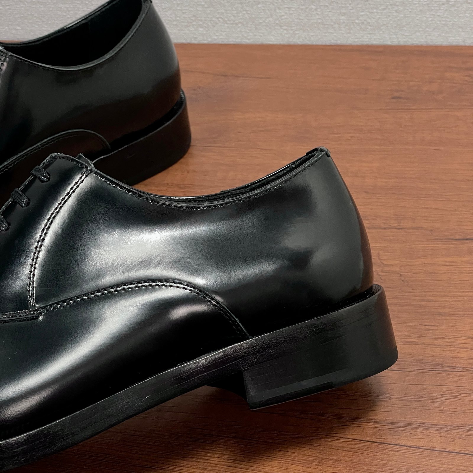 IIC / Zegna Men's New Hand-Burnished Formal Leather Shoes Crafted from premium imported calfskin and glossy corrected-grain leather, these formal shoes feature a hand-burnished finish that perfectly highlights the material's texture. The design showcases
