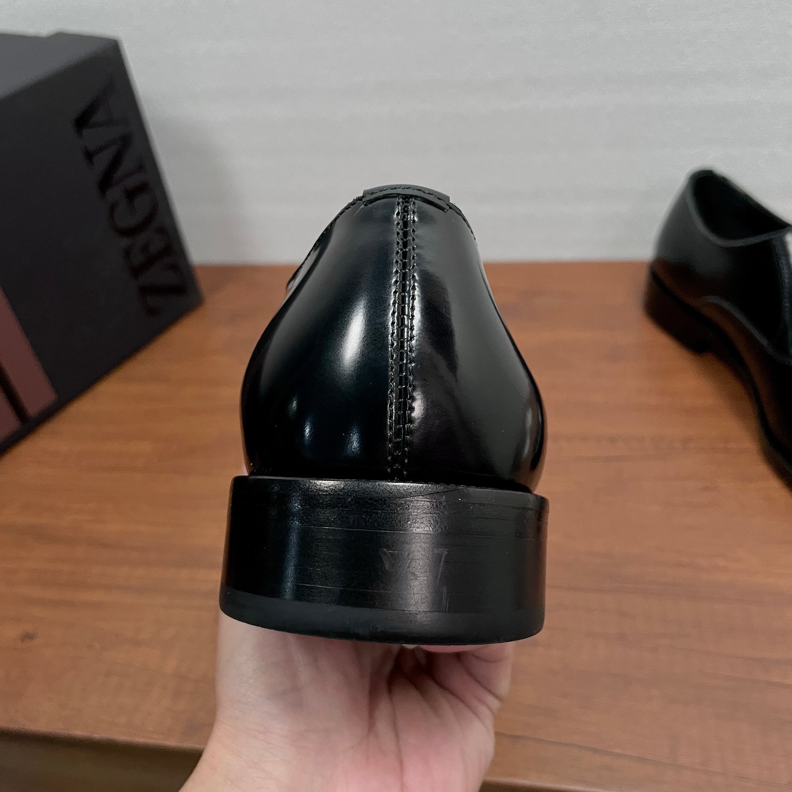 IIC / Zegna Men's New Hand-Burnished Formal Leather Shoes Crafted from premium imported calfskin and glossy corrected-grain leather, these formal shoes feature a hand-burnished finish that perfectly highlights the material's texture. The design showcases