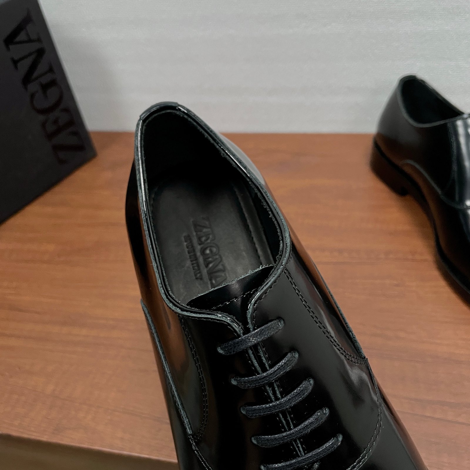 IIC / Zegna Men's New Hand-Burnished Formal Leather Shoes Crafted from premium imported calfskin and glossy corrected-grain leather, these formal shoes feature a hand-burnished finish that perfectly highlights the material's texture. The design showcases