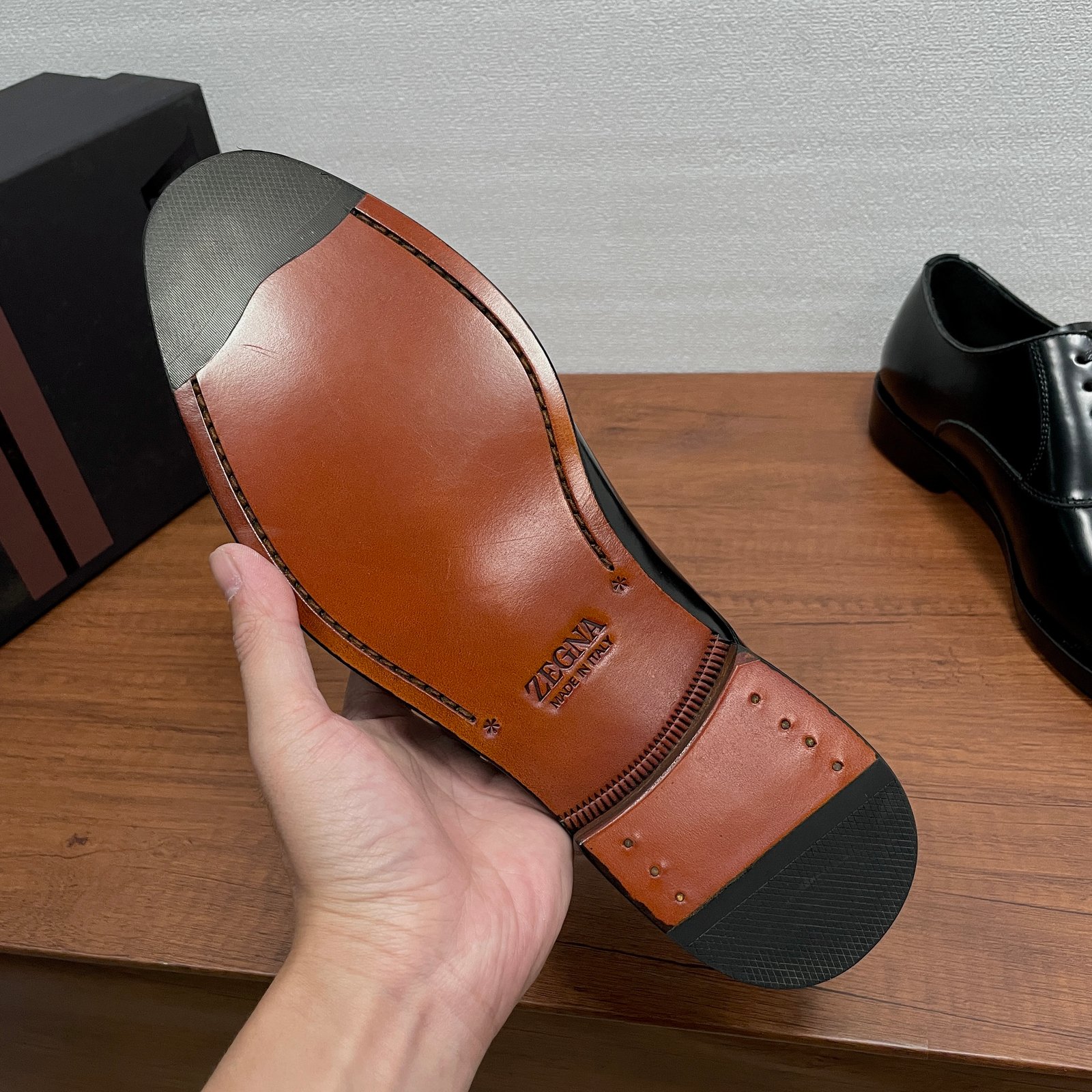 IIC / Zegna Men's New Hand-Burnished Formal Leather Shoes Crafted from premium imported calfskin and glossy corrected-grain leather, these formal shoes feature a hand-burnished finish that perfectly highlights the material's texture. The design showcases