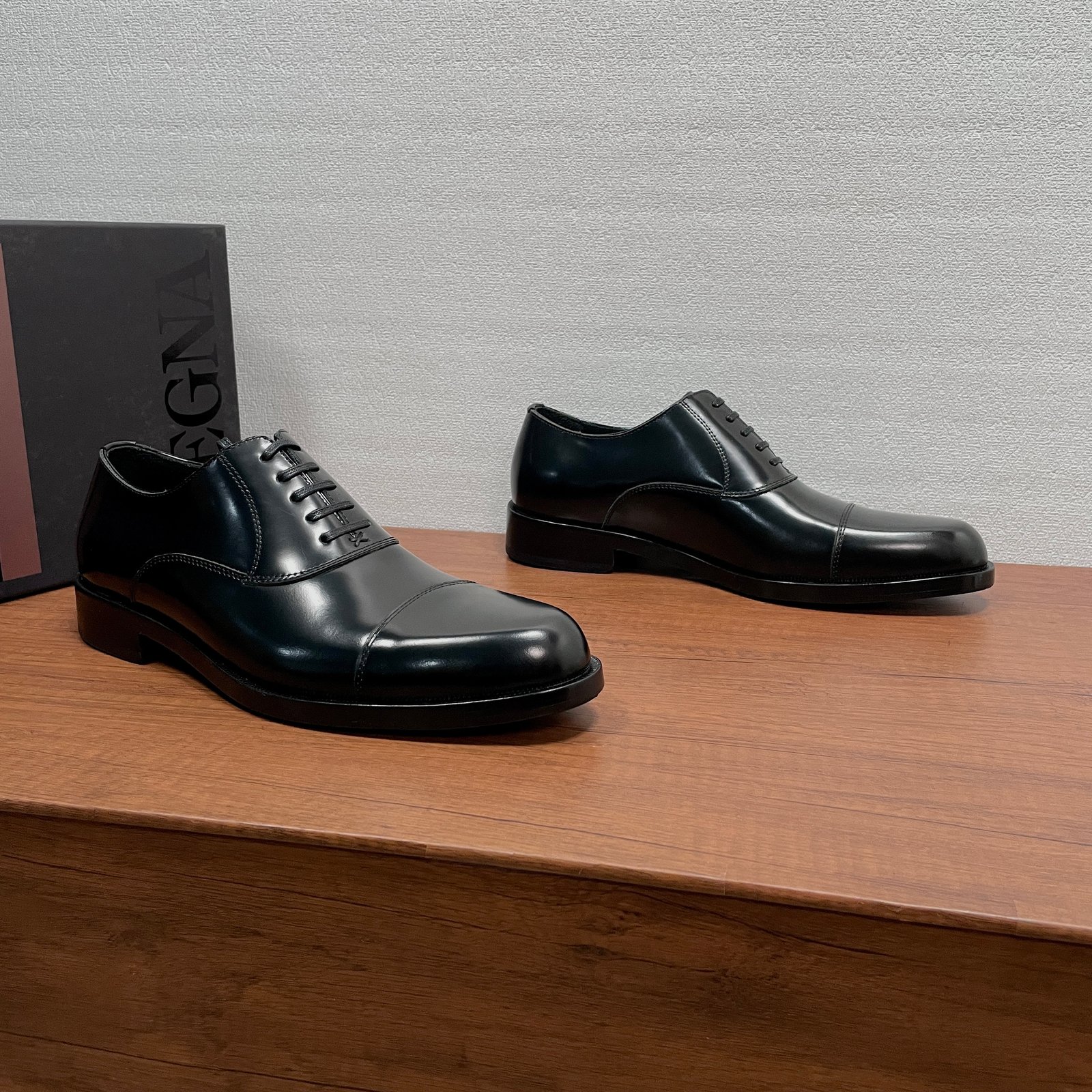 IIC / Zegna Men's New Hand-Burnished Formal Leather Shoes Crafted from premium imported calfskin and glossy corrected-grain leather, these formal shoes feature a hand-burnished finish that perfectly highlights the material's texture. The design showcases
