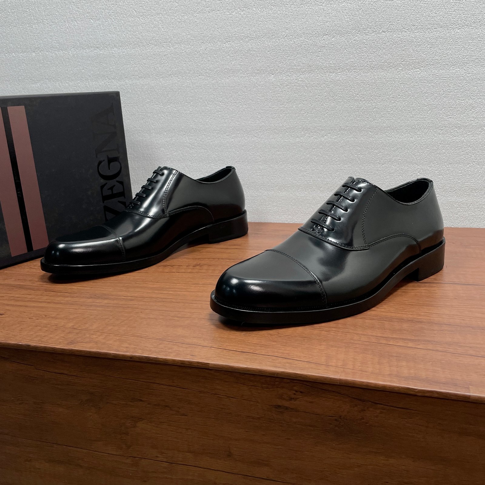 IIC / Zegna Men's New Hand-Burnished Formal Leather Shoes Crafted from premium imported calfskin and glossy corrected-grain leather, these formal shoes feature a hand-burnished finish that perfectly highlights the material's texture. The design showcases