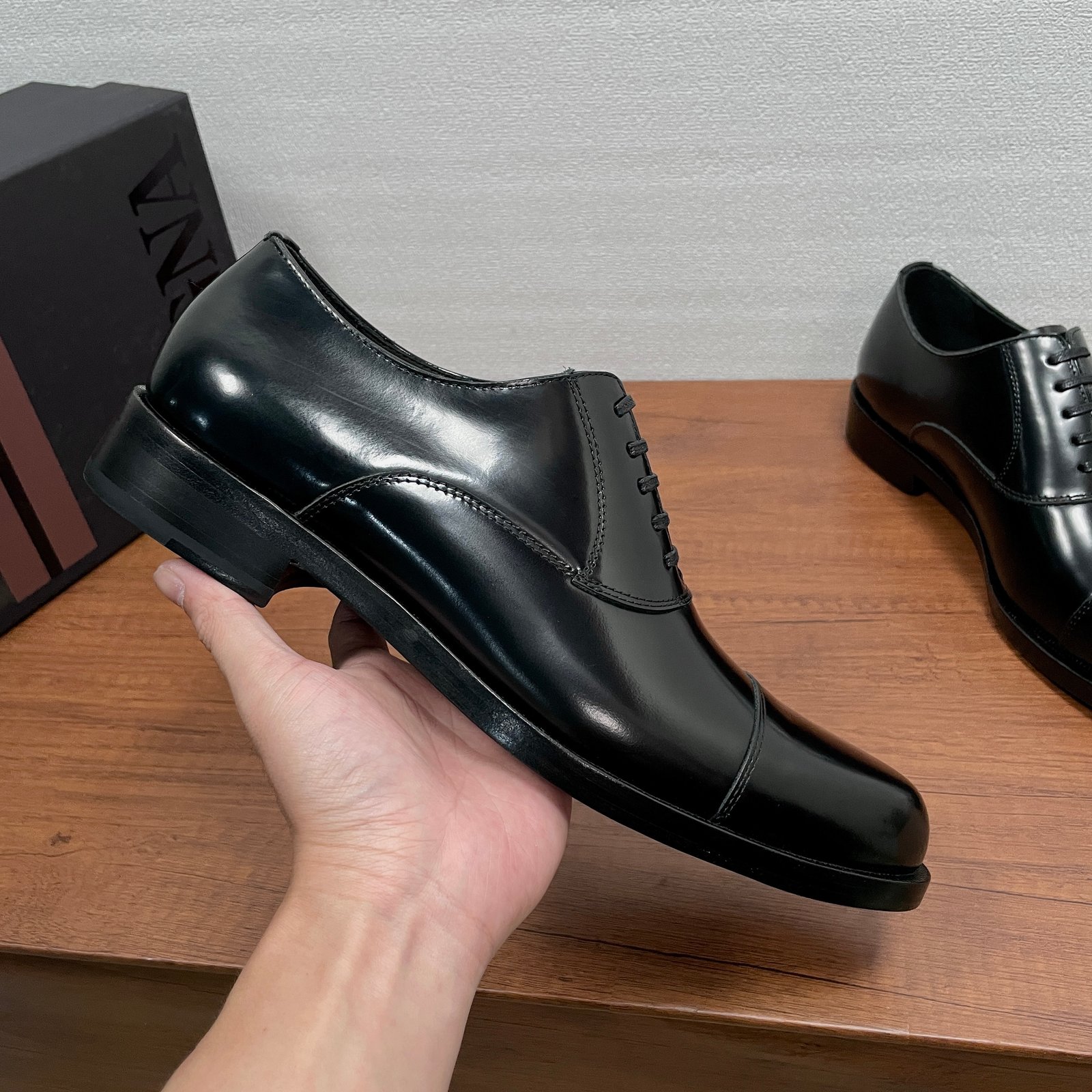 IIC / Zegna Men's New Hand-Burnished Formal Leather Shoes Crafted from premium imported calfskin and glossy corrected-grain leather, these formal shoes feature a hand-burnished finish that perfectly highlights the material's texture. The design showcases