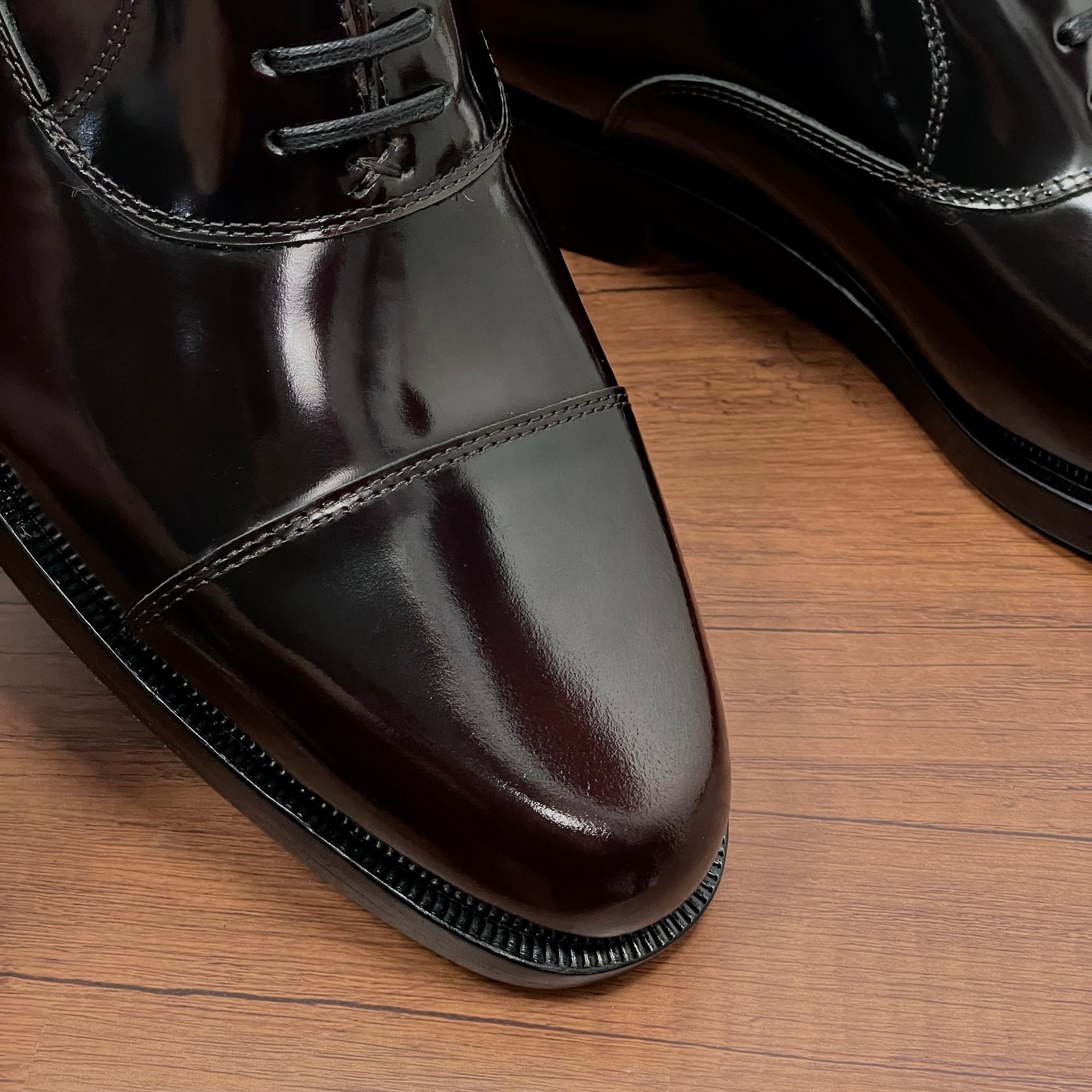 IIC / Zegna Men's New Hand-Burnished Formal Leather Shoes Crafted from premium imported calfskin and glossy corrected-grain leather, these formal shoes feature a hand-burnished finish that perfectly highlights the material's texture. The design showcases