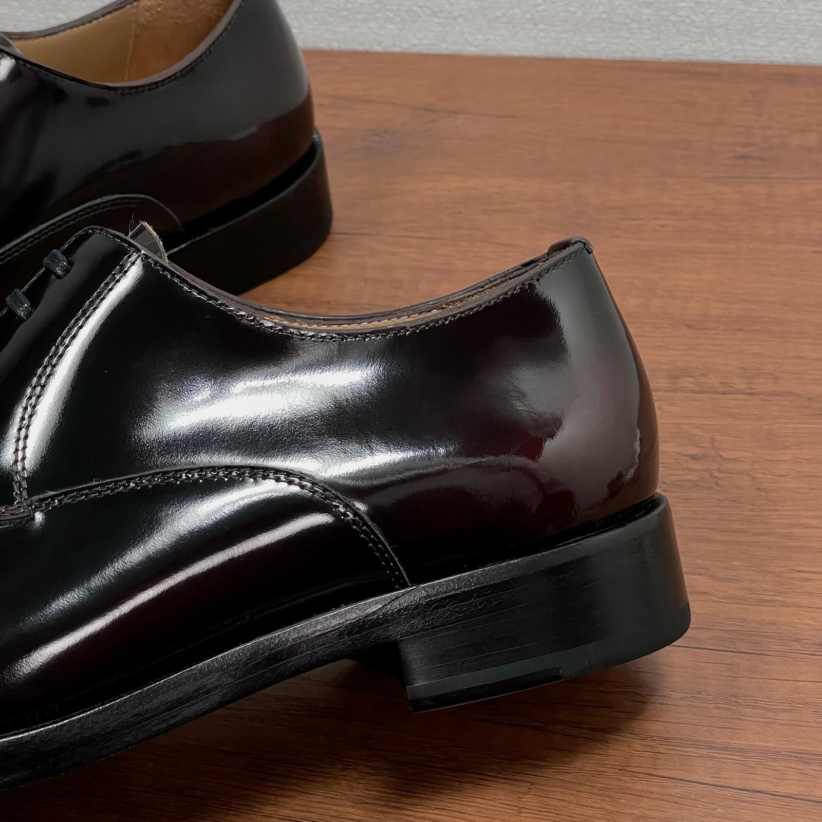 IIC / Zegna Men's New Hand-Burnished Formal Leather Shoes Crafted from premium imported calfskin and glossy corrected-grain leather, these formal shoes feature a hand-burnished finish that perfectly highlights the material's texture. The design showcases