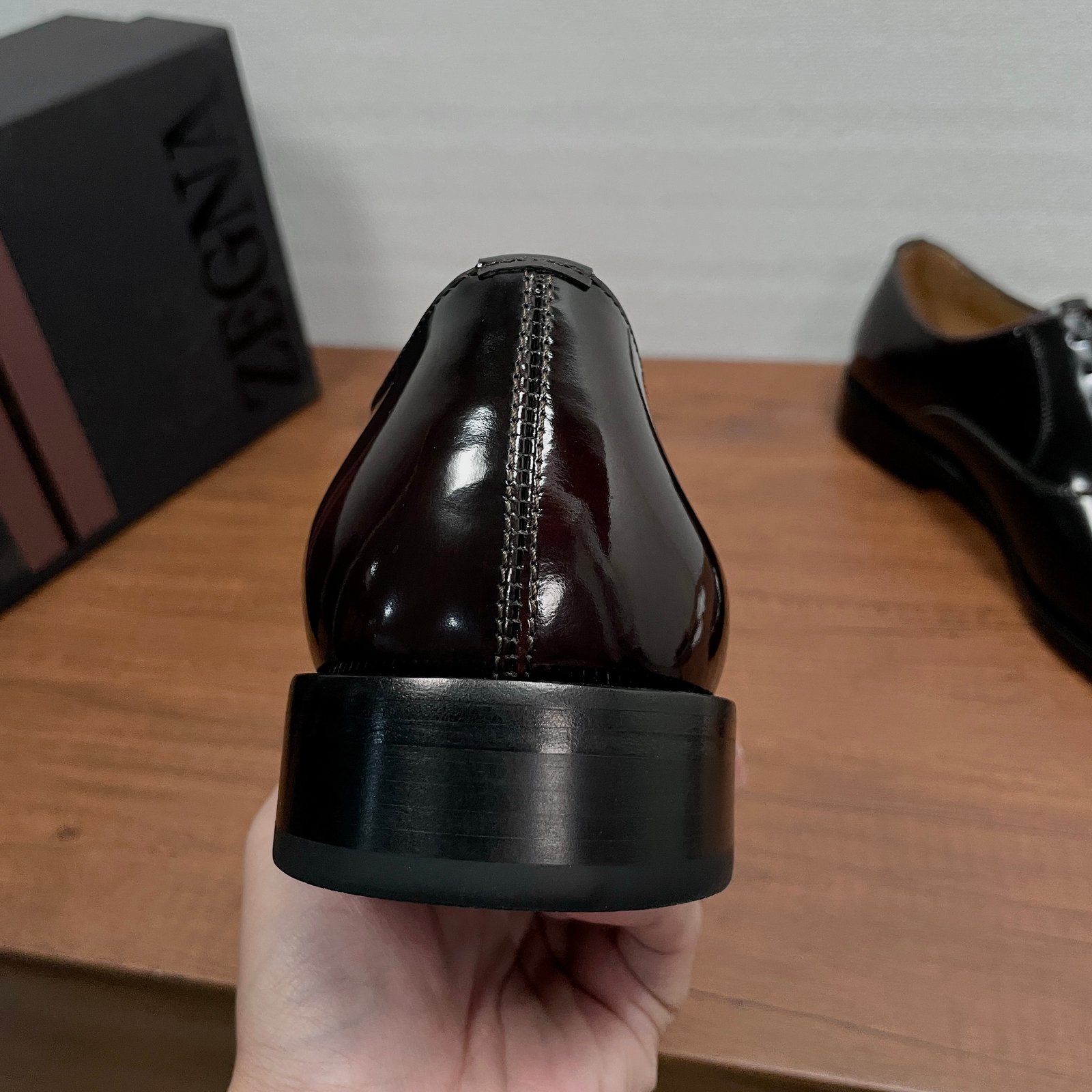 IIC / Zegna Men's New Hand-Burnished Formal Leather Shoes Crafted from premium imported calfskin and glossy corrected-grain leather, these formal shoes feature a hand-burnished finish that perfectly highlights the material's texture. The design showcases