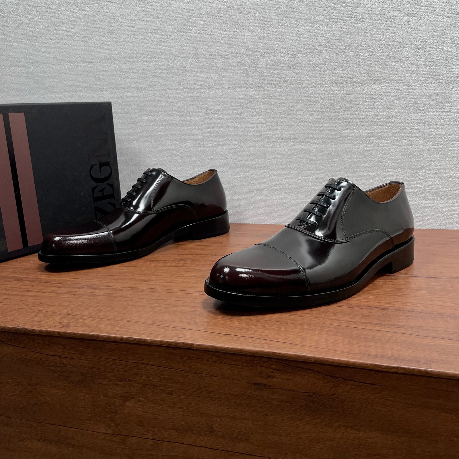 IIC / Zegna Men's New Hand-Burnished Formal Leather Shoes Crafted from premium imported calfskin and glossy corrected-grain leather, these formal shoes feature a hand-burnished finish that perfectly highlights the material's texture. The design showcases