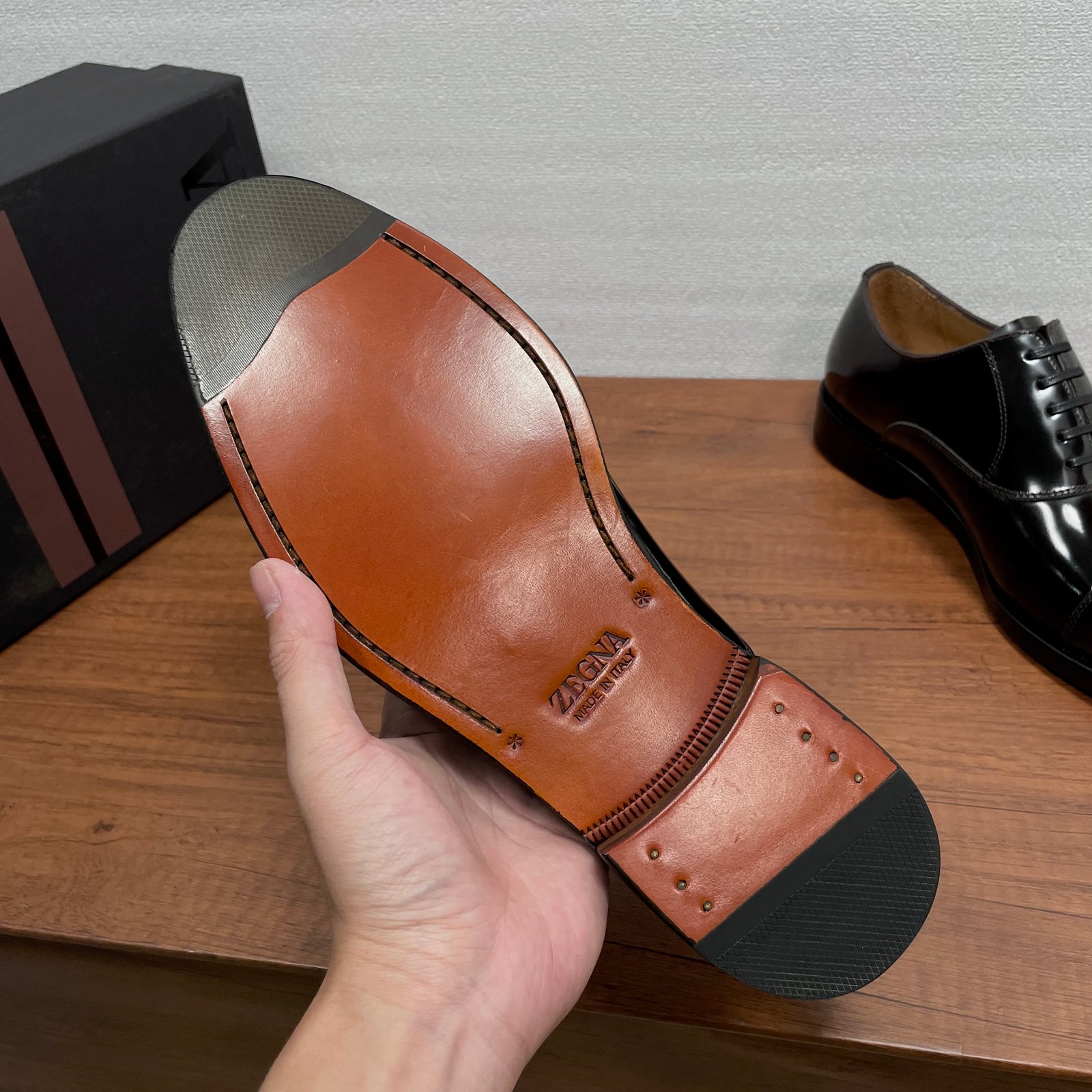 IIC / Zegna Men's New Hand-Burnished Formal Leather Shoes Crafted from premium imported calfskin and glossy corrected-grain leather, these formal shoes feature a hand-burnished finish that perfectly highlights the material's texture. The design showcases
