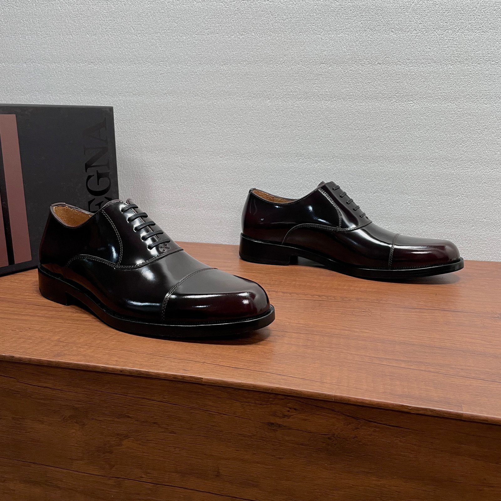 IIC / Zegna Men's New Hand-Burnished Formal Leather Shoes Crafted from premium imported calfskin and glossy corrected-grain leather, these formal shoes feature a hand-burnished finish that perfectly highlights the material's texture. The design showcases