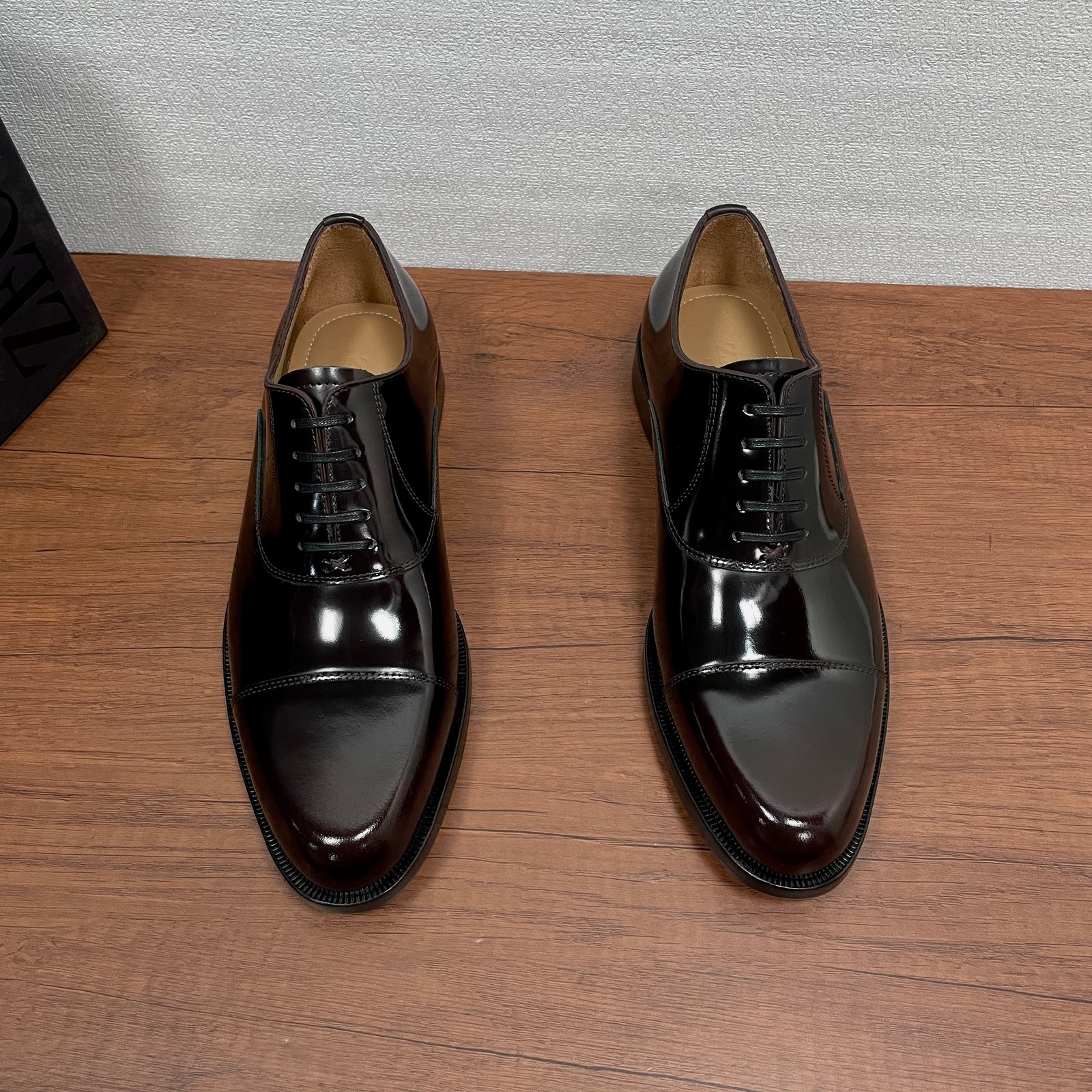 IIC / Zegna Men's New Hand-Burnished Formal Leather Shoes Crafted from premium imported calfskin and glossy corrected-grain leather, these formal shoes feature a hand-burnished finish that perfectly highlights the material's texture. The design showcases