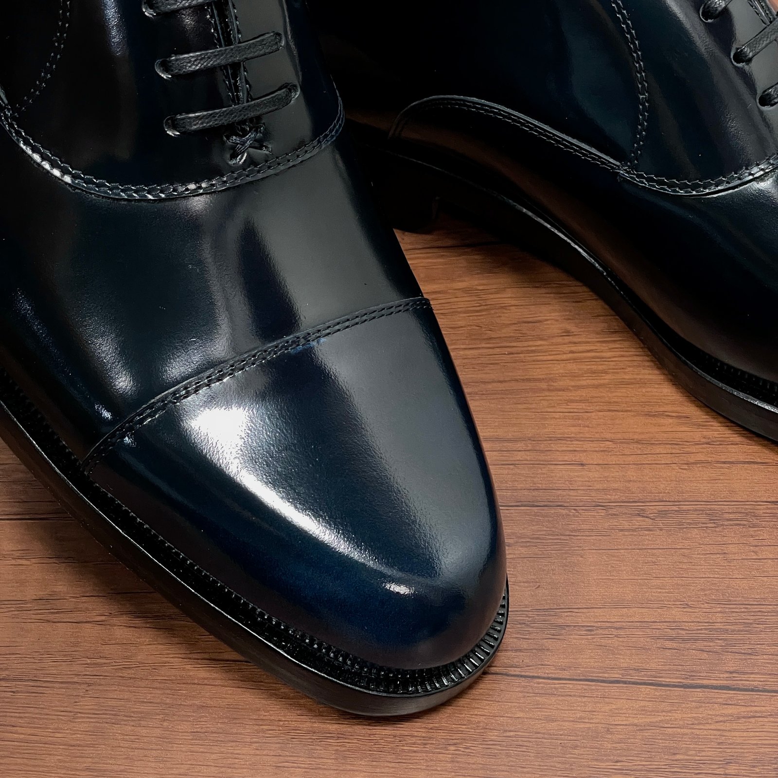 IIC / Zegna Men's New Hand-Burnished Formal Leather Shoes Crafted from premium imported calfskin and glossy corrected-grain leather, these formal shoes feature a hand-burnished finish that perfectly highlights the material's texture. The design showcases