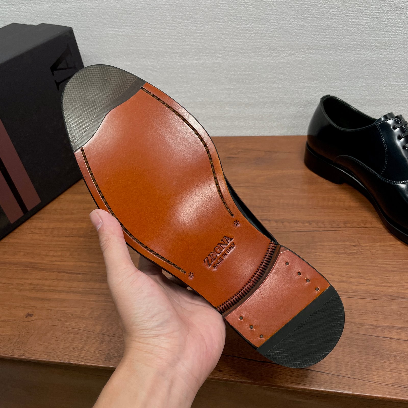 IIC / Zegna Men's New Hand-Burnished Formal Leather Shoes Crafted from premium imported calfskin and glossy corrected-grain leather, these formal shoes feature a hand-burnished finish that perfectly highlights the material's texture. The design showcases
