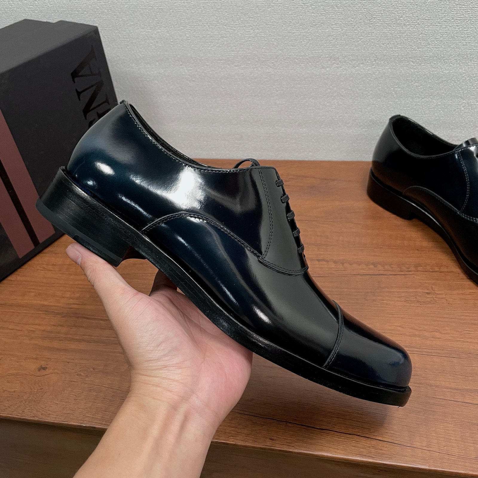 IIC / Zegna Men's New Hand-Burnished Formal Leather Shoes Crafted from premium imported calfskin and glossy corrected-grain leather, these formal shoes feature a hand-burnished finish that perfectly highlights the material's texture. The design showcases