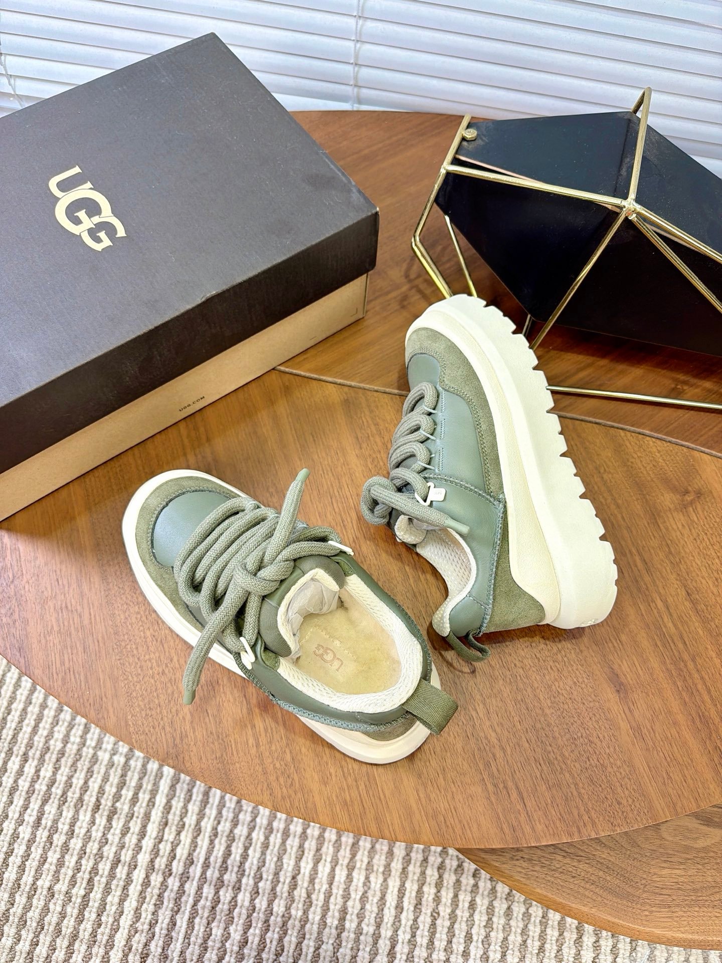 UGG