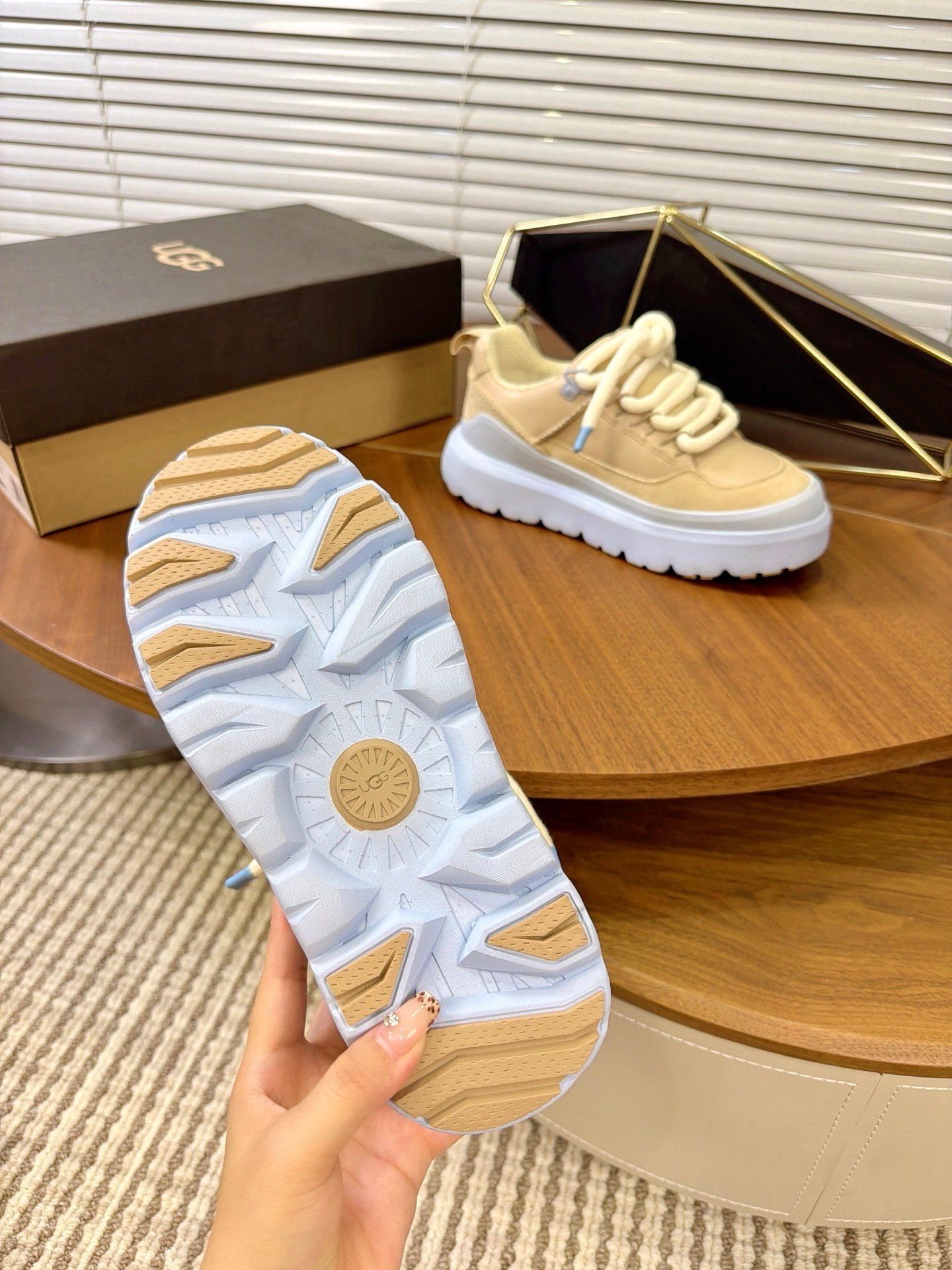 UGG