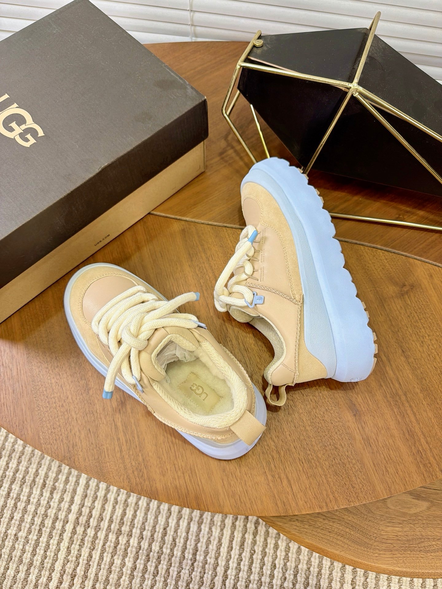 UGG