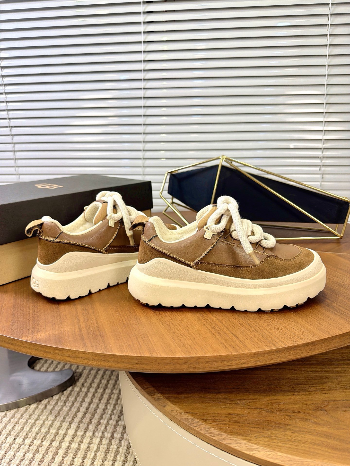 UGG