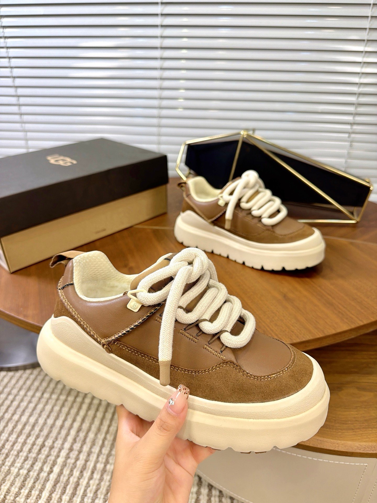 UGG